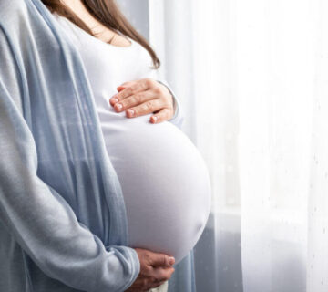 Pregnant woman Proteinuria 1024x666 1 360x320